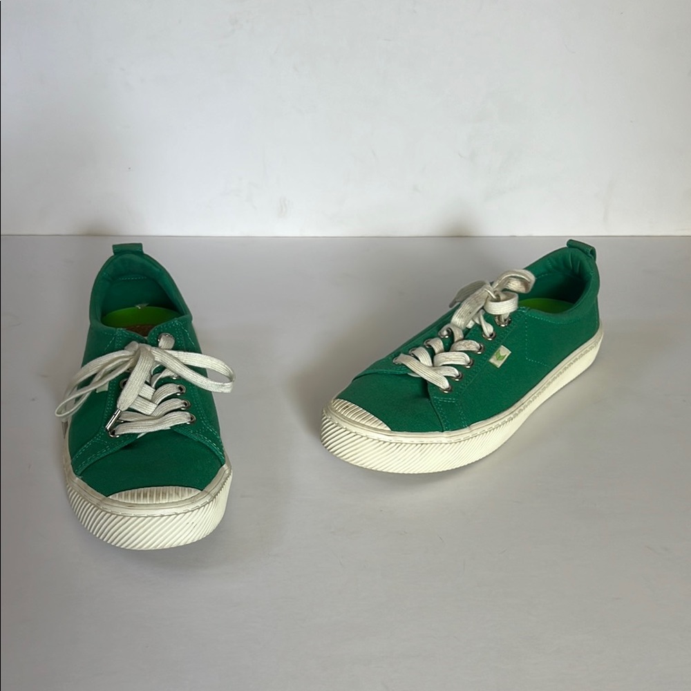 Cariuma sneakers